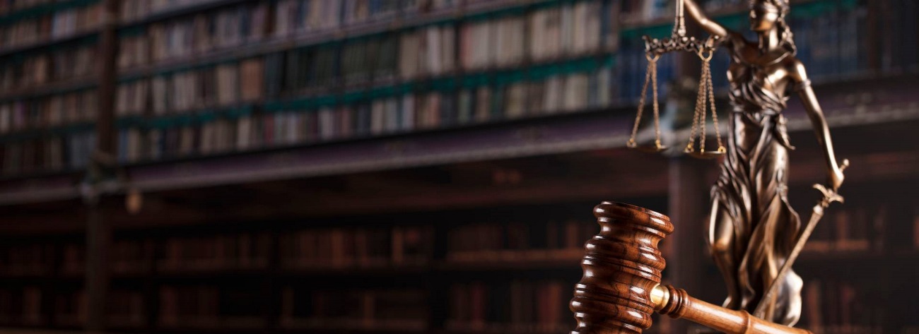 gavel and themis statue in the court library